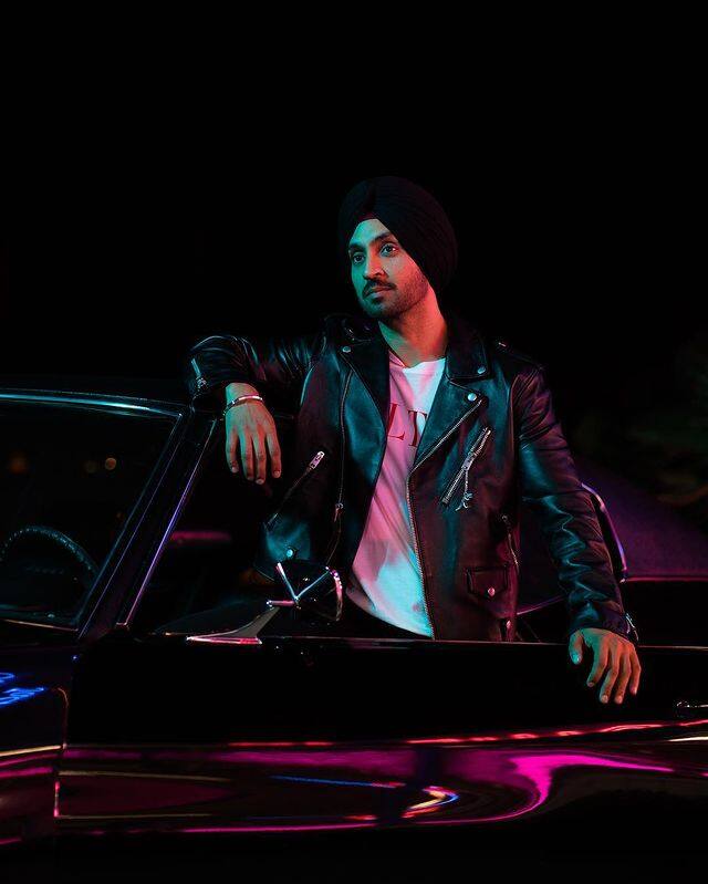 दिलजीत दोसांझ पिछले कई सालों से पंजाबी फिल्म इंडस्ट्री और बॉलीवुड में एक्टिव हैं. उन्होंने कई हिंदी फिल्मों में अपनी एक्टिंग का लोहा मनवाया है. कमाई के मामले में भी दिलतीज दोसांझ किसी से कम नहीं है.