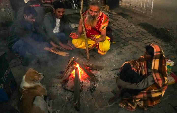 दिल्ली समेत पूरा उत्तर भारत कड़ाके की ठंड के चपेट में है. मौसम विभाग की ओर से उत्तर प्रदेश, राजस्थान समेत कई राज्यों में कोहरे को लेकर अलर्ट जारी किया गया है.