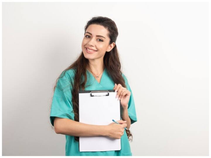 बड़ा फैसला लेते हुए एनएमसी ने पीजी मेडिकल स्टूडेंट्स को ज्यादा छुट्टियां देने का फैसला लिया है. इसके तहत अब उन्हें वीकली ऑफ के साथ ही साल में 20 सीएल यानी कैजुअल लीव भी मिला करेंगी.