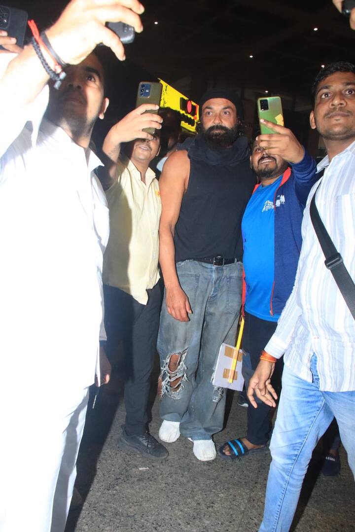 बॉबी ने फैंस से घिरे होने के बावजूद किसी को निराश नहीं किया और सबसे साथ तस्वीरें क्लिक कराईं.