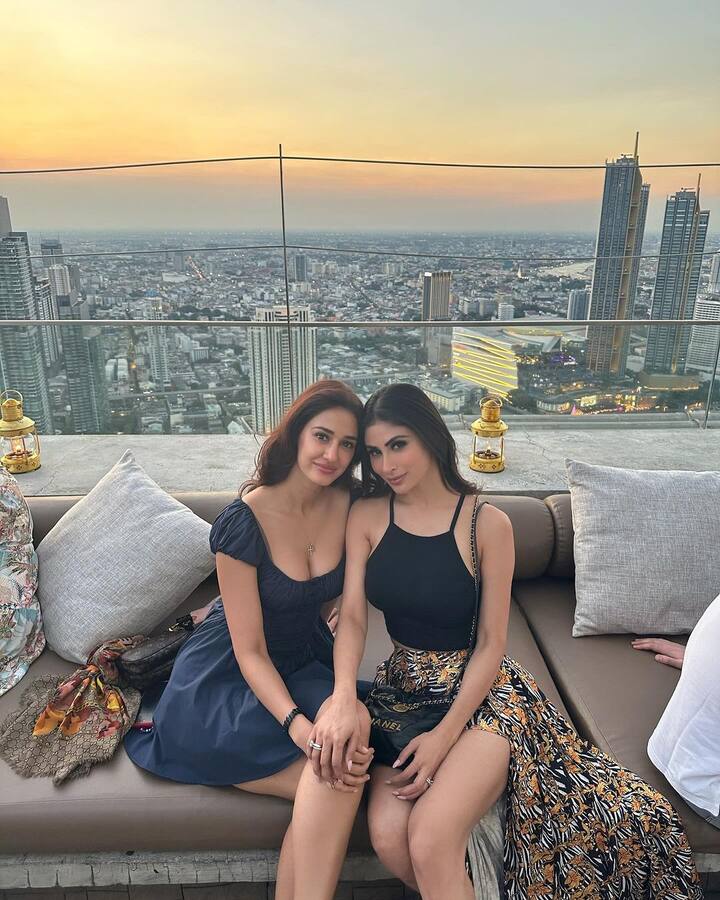 isha Patani and Mouni Roy Photo: એક્ટ્રેસ મૌની રોય અને દિશા પટની પોતાના દરેક લુકથી ફેન્સને દિવાના બનાવે છે.