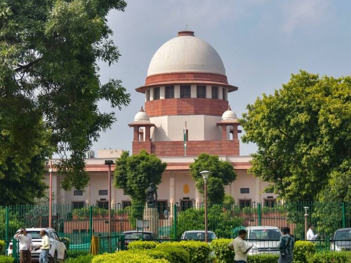 Supreme Court hearing on Mathura shahi Masjid case today denies to interfere in Allahabad High Court decision Mathura Shahi Masjid Case: मथुरा के शाही ईदगाह को मंदिर घोषित करने की याचिका पर सुप्रीम कोर्ट ने सुनवाई से किया इनकार, पढ़ें क्या किया गया दावा