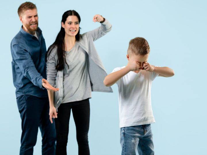 यदि परिवार के किसी सदस्य को कोई बीमारी है, तो उनकी मानसिक स्थिति तनावपूर्ण हो सकती है, इस प्रकार की स्थिति में धैर्य रखें और दूसरों की मानसिक स्थिति को समझने का प्रयास करें.