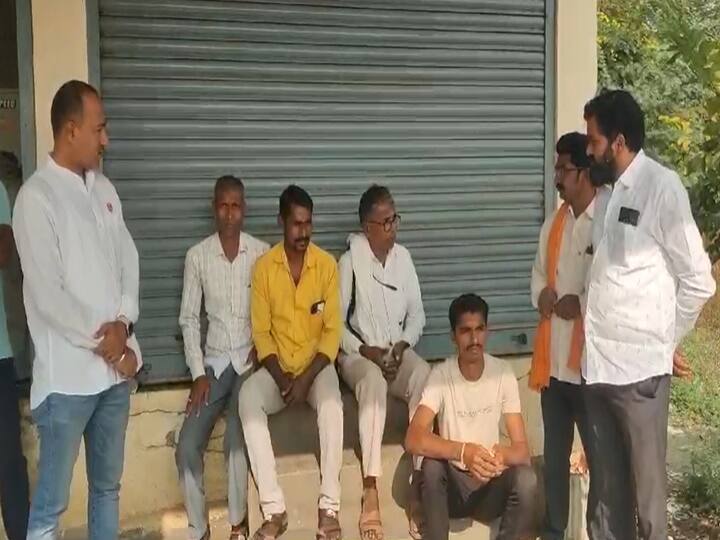 Nanded News Sugarcane is not cut on time farmers locked sugar factory workers In Nanded marathi news Nanded News : वेळेवर ऊस तोडणी होत नसल्याने शेतकऱ्यांनी थेट कारखान्याच्या कर्मचाऱ्यांना कोंडून ठेवले