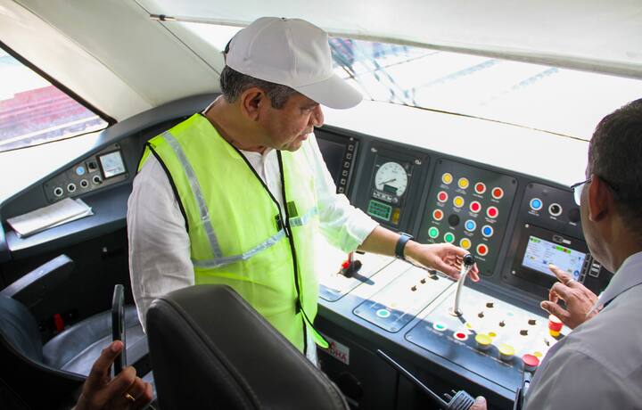 आज कई बड़े शहरों के बीच वंदे भारत ट्रेन चलाई जा रही है, जिससे लोगों को काफी सुविधा मिलती है.