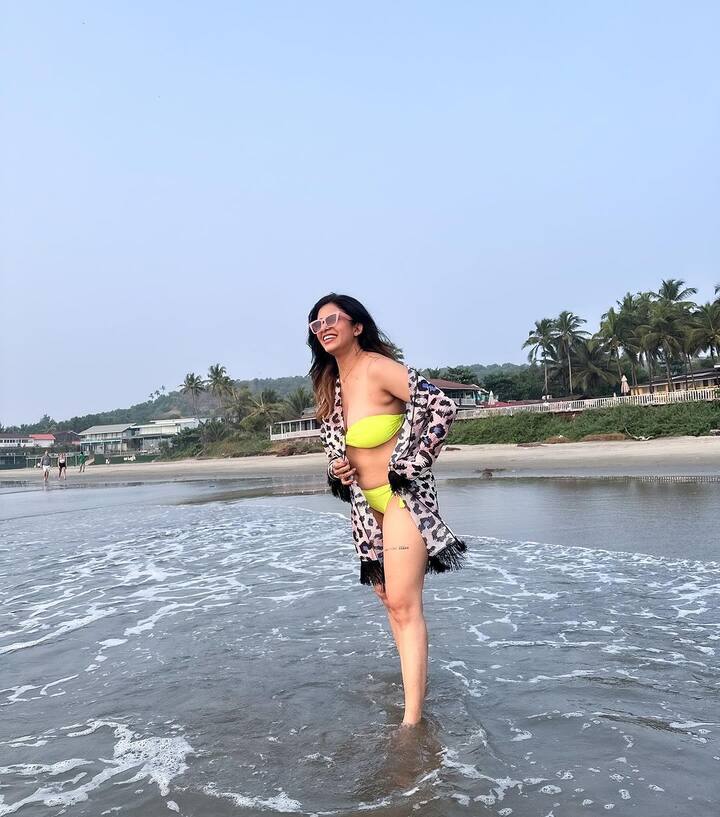 અભિનેત્રી કિશ્વરના ચાહકો પણ તેના બોલ્ડ બિકિની લૂકમાં લાઈક કરી રહ્યા છે.