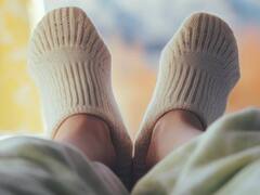 Health Tips: सर्दी हो या गर्मी हमेशा बर्फ की तरह पैर रहते हैं ठंडे तो हो सकती है ये बीमारी