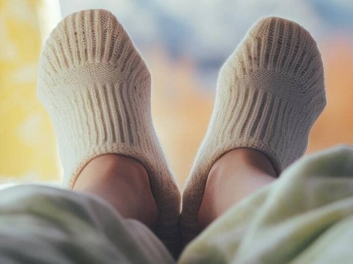 सर्दियों में अक्सर हाथ-पैर ठंडे रहते हैं. वहीं कुछ लोगों के तो किसी भी मौसम में हाथ-पैर ठंडे रहते हैं. सर्दी के मौसम में यह दिक्कत ज्यादा बढ़ जाती है कि क्योंकि मौसम ठंडा होने के कारण आप कितने भी मोजे पहन लें पैर गर्म ही रहता है. पैर ठंडा ही रहता है. अगर आपके भी पैर बर्फ जैसे ठंडे रहते हैं तो इसके पीछे का कारण काफी ज्यादा गंभीर हो सकता है. सर्दियों में हाथ-पैर का ठंडा रहना बेहद नॉर्मल बात है. इसके लिए आप मोटे-मोटे मोजे पहनते हैं.