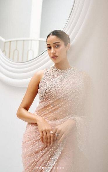 ਜਾਹਨਵੀ ਕਪੂਰ ਕਦੇ ਆਪਣੇ ਰਵਾਇਤੀ ਲੁੱਕ 'ਚ, ਕਦੇ ਆਪਣੇ ਗਲੈਮਰਸ ਅੰਦਾਜ਼ 'ਚ ਤਾਂ ਕਦੇ ਆਪਣੇ ਬੋਲਡ ਅਵਤਾਰ 'ਚ ਸੋਸ਼ਲ ਮੀਡੀਆ 'ਤੇ ਧੂਮ ਮਚਾ ਰਹੀ ਹੈ।