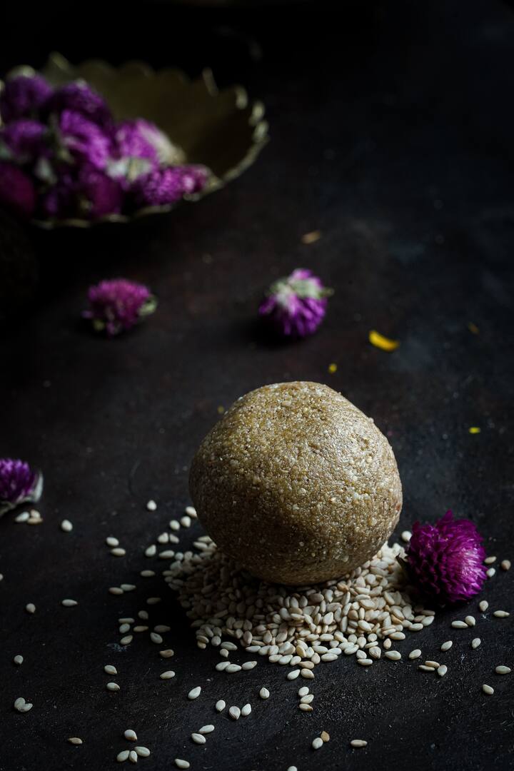 मकर संक्रांतीच्या दिवशी सूर्यदेव त्यांचा पुत्र शनि मकर राशीत प्रवेश करतात, त्यामुळे या दिवशी गुळाचे सेवन आणि दान केल्याने मान-सन्मान वाढतो आणि सूर्याच्या कृपेने करिअरमध्ये लाभ ही मिळू शकतो. (Photo Credit : Pixabay)