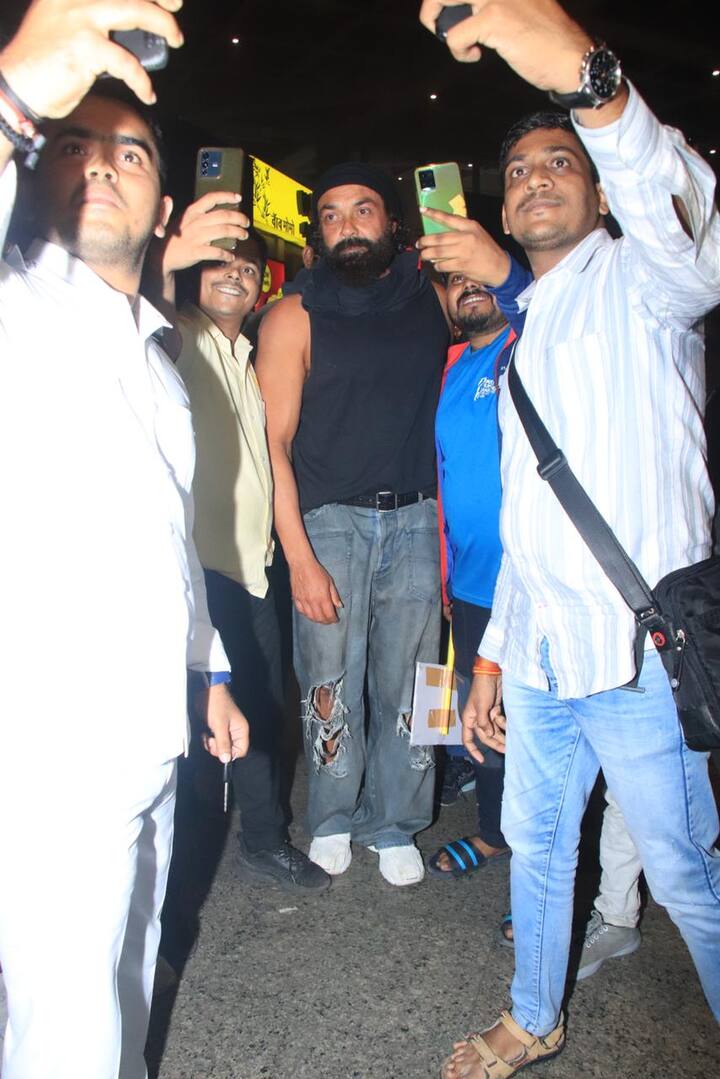 इस दौरान बॉबी धैर्यपूर्वक भीड़ के बीच से गुजरते हुए काफी कूल दिखे. एक्टर बीच-बीच में तस्वीरें क्लिक कराने के लिए भी रुकते रहे.