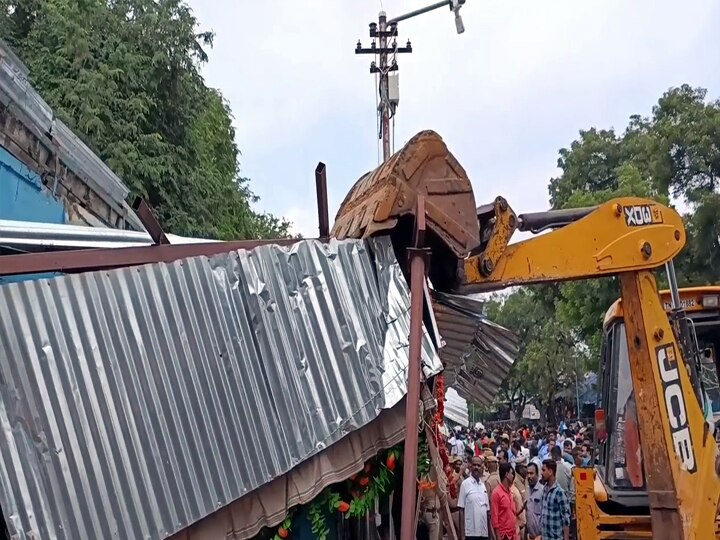 பழனி மலை அடிவாரத்தில் ஆக்கிரமிப்பு கடைகள் அகற்றம்; கண்ணீர் விட்டு அழுது புலம்பிய கடைக்காரர்கள்