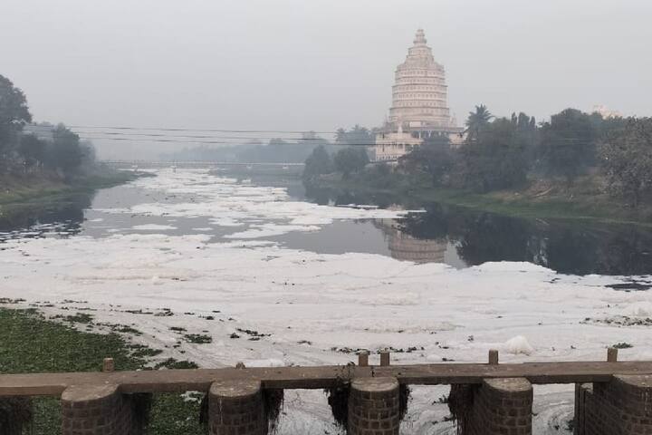 देवाच्या आळंदीतील इंद्रायणी नदी तिसऱ्या दिवशी ही फेसाळलेलीच आहे. कारवाईबाबत उदासीनता कायम.