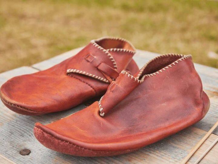 जिस तरह से जूतों का इतिहास काफी पुराना है. उसी तरह जूतों के फीतों का भी इतिहास काफी पुराना है. कहा जाता है जब जूतों का अविष्कार हुआ था. तब जूते बिना फीते के पहने जाते थे.