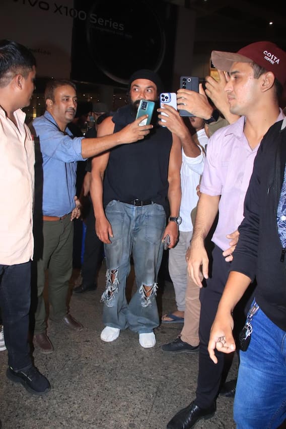 'एनिमल' के 'अबरार हक' संग फोटो क्लिक कराने के लिए एयरपोर्ट पर बेकाबू हुए फैंस, भीड़ से घिरे हुए नजर आए Bobby Deol, तस्वीरें देख हैरान रह जाएंगें