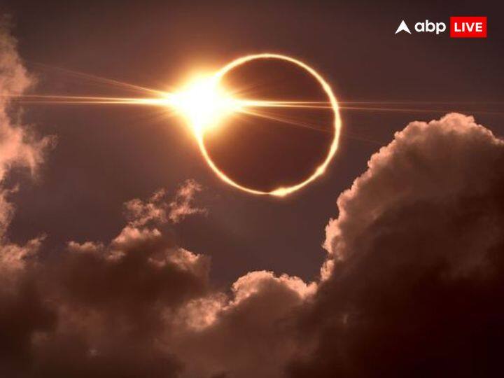 नए साल में कुल 5 ग्रहण लगेंगे. जिसमें 3 चंद्र ग्रहण और 2 सूर्य ग्रहण है. साल का पहला ग्रहण इस बार 25 मार्च को लगेगा. साल का पहला ग्रहण भारत में नहीं दिखेगा. ग्रहण अमेरिका, जापान, रुस के हिस्सों में नजर आएगा.