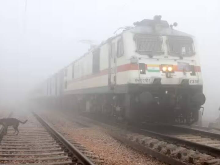 Indian Railways Train Delayed Due To Fog IRCTC Train Schedule Changes Running late by 6 Hours Train Late News: कोहरे के चलते रेल की रफ्तार पर लगा ब्रेक, 2 से 6 घंटे की देरी से चल रही हैं ये 22 ट्रेनें