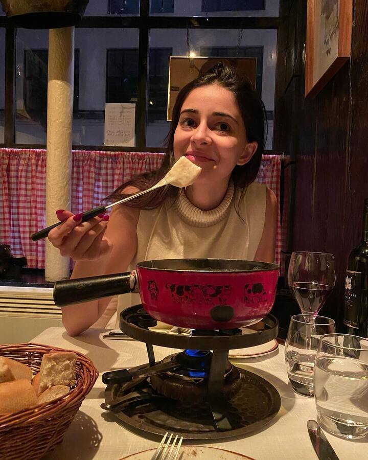 அடுப்பில் இருக்கும் சுட சுட உணவை சாப்பிடும் போது எடுக்கப்பட்ட க்யூட்டான புகைப்படம்தான் இது.