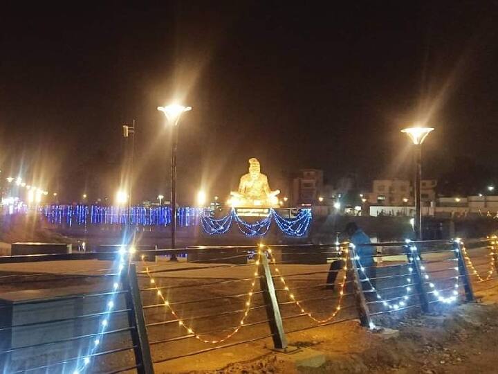 இரவில் மின்னொளியில் ஜொலிக்கும் திருவள்ளுவர் சிலை