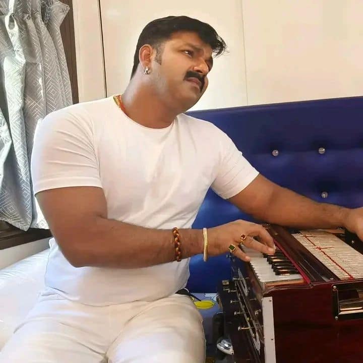 काफी संघर्षों के साथ पवन सिंह ने खुद का इंडस्ट्री में स्थापित किया है. आज वो एक गाने और फिल्म के लिए लाखों की फीस लेते हैं.