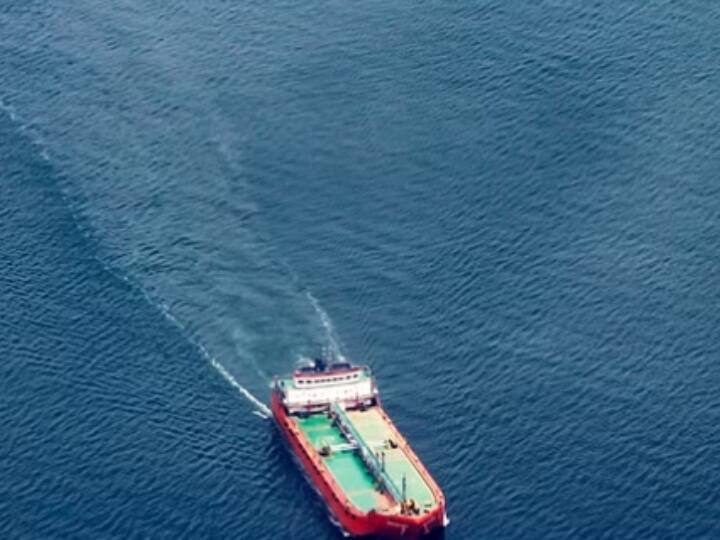 Ship hijacked On Somalia coast 15 Indian crew aboard indian navy searching Ship Hijacked: सोमालिया तट पर एक जहाज हुआ हाईजैक, चालक दल में 15 भारतीय सदस्य भी मौजूद, भारतीय सेना ने शुरू की कड़ी निगरानी