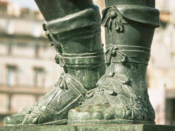 दुनिया मेंं जूतों का इतिहास करीब 7000-8000 ई.पू का है. आज के दौर की बात की जाए तो जूते इंसान की पर्सनालिटी को और आकर्षक बनाते हैं. दुनिया में महंगे महंगे ब्रांडेड जूते मिलते हैं. हर अकेजन के हिसाब से लोग अलग-अलग जूते पहनते है. जूते के कई प्रकार भी होते हैं. जिनमें कुछ फीते वाले होते हैं. तो कुछ बिना फीते वाले.