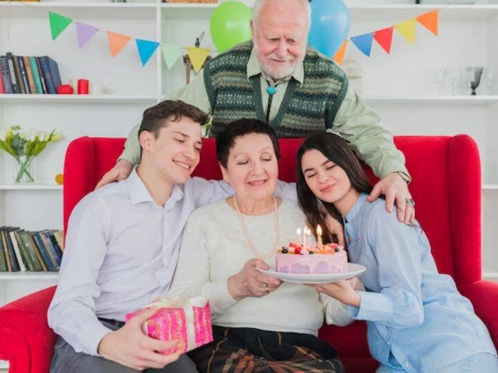 परिवार के सदस्य दूर दूर रहते हैं लेकिन जब वे मिलते हैं तो उनके पास साथ वक्त गुजारना क्वालिटी टाइम की तरह होता है जिसकी यादें हमेशा अच्छी रहती है और लड़ाई नहीं होती है.