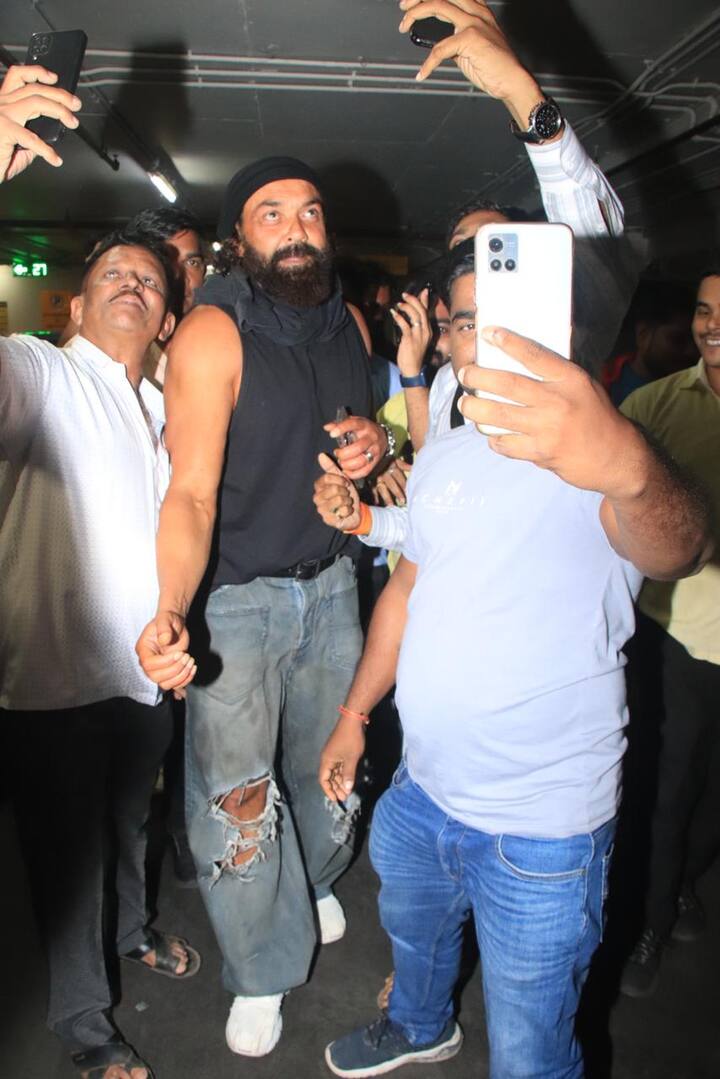 एक्टर के इस जेस्चर की तस्वीरें सोशल मीडिया पर काफी वायरल हो रही हैं और फैंस उनकी काफी तारीफ कर रहे हैं.