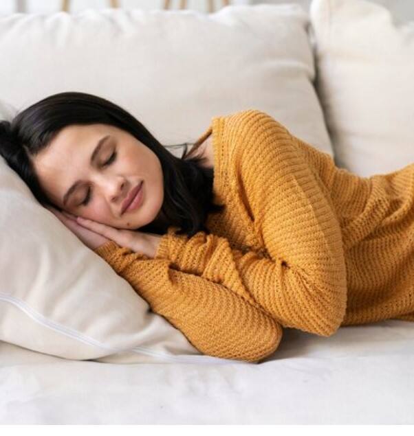 ਸੌਂਦੇ ਸਮੇਂ ਵੀ ਅਸੀਂ ਸਵੈਟਰ ਪਹਿਨੇ ਕੰਬਲ ਜਾਂ ਰਜਾਈ ਵਿੱਚ ਲੁੱਕ ਜਾਂਦੇ ਹਾਂ। ਅਜਿਹੇ 'ਚ ਤੁਸੀਂ ਅਕਸਰ ਆਪਣੇ ਘਰ ਦੇ ਬਜ਼ੁਰਗਾਂ ਨੂੰ ਇਹ ਕਹਿੰਦੇ ਸੁਣਿਆ ਹੋਵੇਗਾ ਕਿ ਸਵੈਟਰ ਪਾ ਕੇ ਸੌਣਾ ਚੰਗੀ ਗੱਲ ਨਹੀਂ ਹੈ। ਇਹ ਸਹੀ ਗੱਲ ਹੈ ਕਿ ਸਾਨੂੰ ਸਵੈਟਰ ਪਹਿਨ ਕੇ ਨਹੀਂ ਸੌਣਾ ਚਾਹੀਦਾ ਕਿਉਂਕਿ ਇਸ ਨਾਲ ਸਾਡੀ ਸਿਹਤ 'ਤੇ ਮਾੜਾ ਅਸਰ ਪੈਂਦਾ ਹੈ। ਆਓ ਜਾਣਦੇ ਹਾਂ ਇਸ ਬਾਰੇ ਵਿੱਚ...