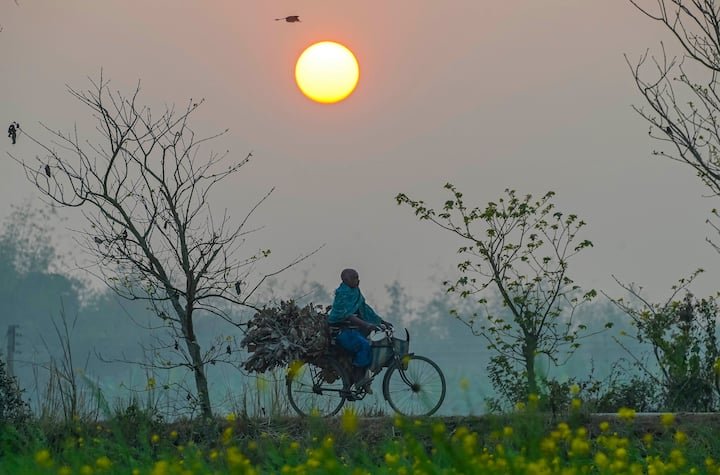 দার্জিলিং, কালিম্পং ও পার্বত্য উত্তরবঙ্গ ভিজতে পারে শীতের বৃষ্টিতে। আগামী দুদিন দার্জিলিঙে বৃষ্টি ও তুষারপাতের সম্ভাবনাও রয়েছে। উত্তরবঙ্গের বাকি জেলাগুলিতে শুকনো আবহাওয়াই থাকবে।