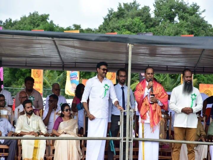 ஜல்லிக்கட்டு போட்டி குறித்து பெருமையுடன் பேசி காளைகளுக்கும், வீரர்களும் வாழ்த்து தெரிவித்தனர்.