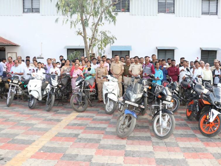 Nashik Police returned stolen items to original owners maharashtra marathi news Nashik Police : नाशिक पोलिसांच्या कर्तव्याला सलाम! तब्बल तीन कोटींचा मुद्देमाल मालकांना केला परत