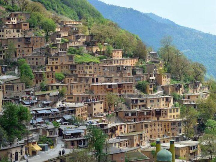 मासुलेह में बनी हुई सड़के दरअसल आम सड़कों जैसी नहीं है. यहां सड़के बड़े ही खास तरीके से बनाई गई हैं. जो कि  घरों की छतों पर है. देखने में ऐसा लगता है मानो एक घर के ऊपर दूसरा घर रख दिया गया हो. पहाड़ों पर बसे होने के चलते इस गांव में इस प्रकार की सड़क बनाई गई हैं.