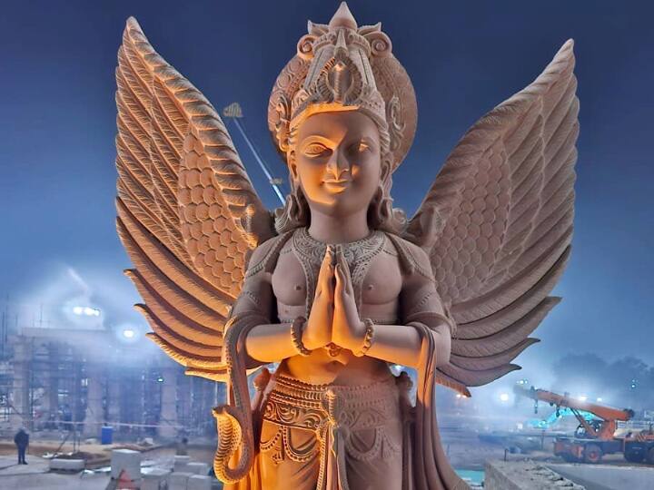 मूर्ति का वजन लगभग डेढ़ टन है. पत्थर एकदम श्यामल है. इसकी विशेषता है कि जल या दुग्ध से स्नान हो तो पत्थर का कोई प्रभाव नहीं पड़ना चाहिए.