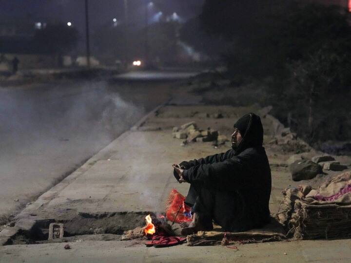 Delhi Temperature: मौसम विभाग (IMD) ने रविवार को दिल्ली में आसमान साफ रहने का अनुमान जताया है. शनिवार को कोहरे की वजह से दिल्ली आने वाली 14 ट्रेनें देरी से चल रही हैं.