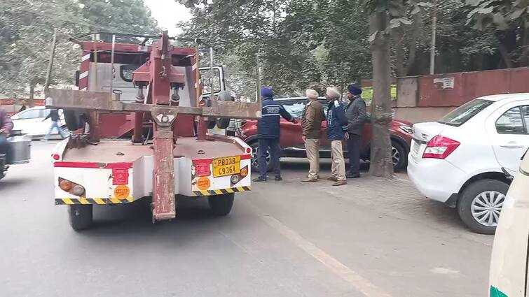 officers car got stuck in traffic People demand equal laws for all Punjab News: ਅਫ਼ਸਰ ਦੀ ਗੱਡੀ ਟ੍ਰੈਫਿਕ ‘ਚ ਫਸੀ ਤਾਂ ਕਰ ਦਿੱਤੀ ਸਖ਼ਤੀ ! ਲੋਕਾਂ ਕਿਹਾ-ਸਾਰਿਆਂ ਲਈ ਬਰਾਬਰ ਹੋਏ ਕਾਨੂੰਨ