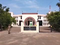 கரூரில் மது அருந்திவிட்டு ஒழுங்கீனமற்ற செயலில் ஈடுபட்ட 2  காவலர்கள் பணியிடை நீக்கம்