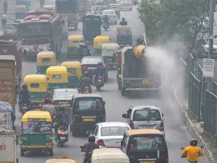 शहरों में अब चिड़िया कम हो रही हैं इसके पीछे बहुत सारी वजहें है. सबसे पहले वातावरण शहरों का वातावरण दिन ब दिन दूषित होता जा रहा है. जिससे चिड़ियों का शहरों में रहना काफी मुश्किल हो गया है.