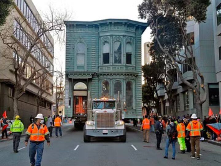 मैन रोड के करीब बने घरों की कीमत भी काफी होती है. अगर देर सवेर से कहीं से आप जाए तो आसानी से घर तक रात को पहुंच जाएंगे. हम घर और सड़क की बात इसलिए कर रहे हैं. क्योंकि दुनिया में एक ऐसा शहर है या कहें गांव है. जहां पर सड़क घर के सामने कम है लेकिन घर के ऊपर ज्यादा हैं. आइए जानते हैं पूरी कहानी.