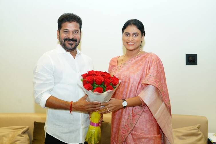 YS Sharmila invites Telangana CM Revanth Reddy for her sons wedding Sharmila Meets Revanth Reddy: రేవంత్ రెడ్డితో షర్మిల భేటీ, త్వరలో చంద్రబాబును కలవనున్న రాజన్న బిడ్డ