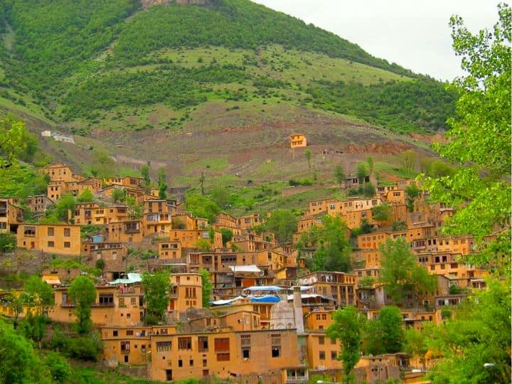 मासुलेह गांव पर्यटन की दृष्टि से भी काफी अच्छा माना जाता है. इस गांव की प्राकृतिक सुंदरता काफी अच्छी है. यहां ईरान की पुरानी संस्कृति की झलक देखन को मिलती है. पहाड़ों पर बसे इस गांव को देखने के लिए साल भर में कई हजार टूरिस्ट आते हैं.