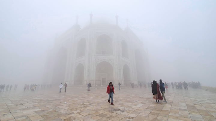 मौसम विभाग के अनुसार उत्तर प्रदेश, हरियाणा, बिहार और चंडीगढ़ के अलग-अलग इलाकों में घना कोहरा छाया रहा. मौसम विभाग के अनुसार इन जगहों पर विजिबिलिटी 50 मीटर से कम रही. राजधानी दिल्ली और एनसीआर के इलाकों में कड़ाके की ठंड पड़ी.