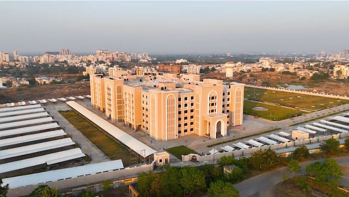 આ પ્રસંગે સુપ્રીમ કોર્ટના ચીફ જસ્ટિસે રાજકોટ વિશે જાણી અજાણી વાતો કરી હતી. તો રાજકોટ બાર એસોસિયેશનના પ્રમુખ પણ કાર્યક્રમ દરમિયાન છવાઈ ગયા હતા.