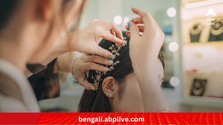 শীতে খুশকির সমস্যাও বেড়ে যায়। যা আদতে মাথার ত্বকের মরা কোষ। অক্সিডেটিভ স্ট্রেস কমিয়ে মরা কোষের সংখ্যা কমায় ভিটামিন ই-এর গুণ।