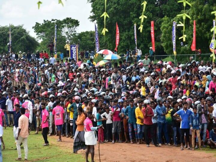 இலங்கையில் நடைப்பெற்ற ஜல்லிக்கட்டு போட்டியை பார்வையாளர்கள் ஆர்வத்துடன் ரசித்தனர்.