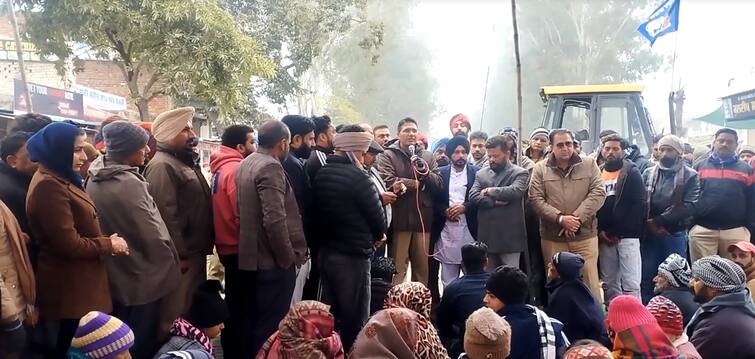 Family member and BSP leaders protest of killing of Sarpanch and BSP leader in hoshiapur Hoshiarpur news: ਬਸਪਾ ਆਗੂ ਦੇ ਕਤਲ ਦੇ ਦੋਸ਼ੀਆਂ ਨੂੰ ਫੜਨ ਲਈ ਪਰਿਵਾਰ ਅਤੇ ਪਾਰਟੀ ਆਗੂਆਂ ਨੇ ਲਾਇਆ ਧਰਨਾ, ਪੁਲਿਸ ਨਾਲ ਸਹਿਮਤੀ ਤੋਂ ਬਾਅਦ ਲਿਆ ਇਹ ਫੈਸਲਾ