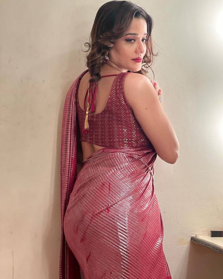 સાડી લૂકમાં મોનાલિસા ખૂબ જ હોટ લાગી રહી છે.