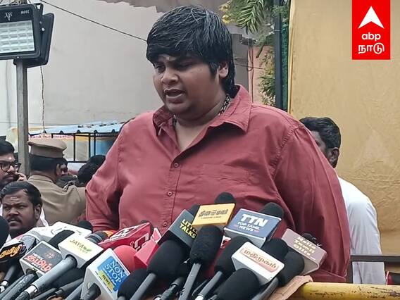 Karthik subbaraj in Vijayakanth Memorial - ”விஜயகாந்த் சொன்ன அந்த ஒத்த வார்த்தை” கார்த்திக் சுப்புராஜ் நெகிழ்ச்சி!