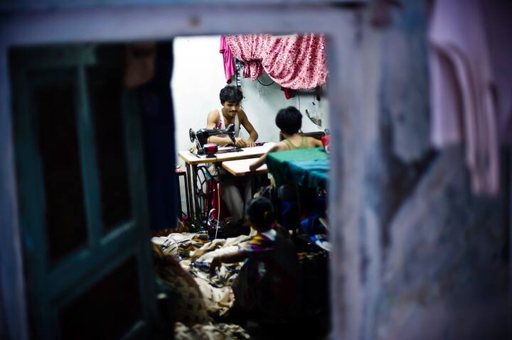 रिपोर्ट्स की मानें तों धारावी में लगभग 63 प्रतिशत हिंदू, 30 प्रतिशत मुस्लिम, 6 प्रतिशत ईसाई और 1 प्रतिशत अन्य धर्म के लोग रहते हैं.