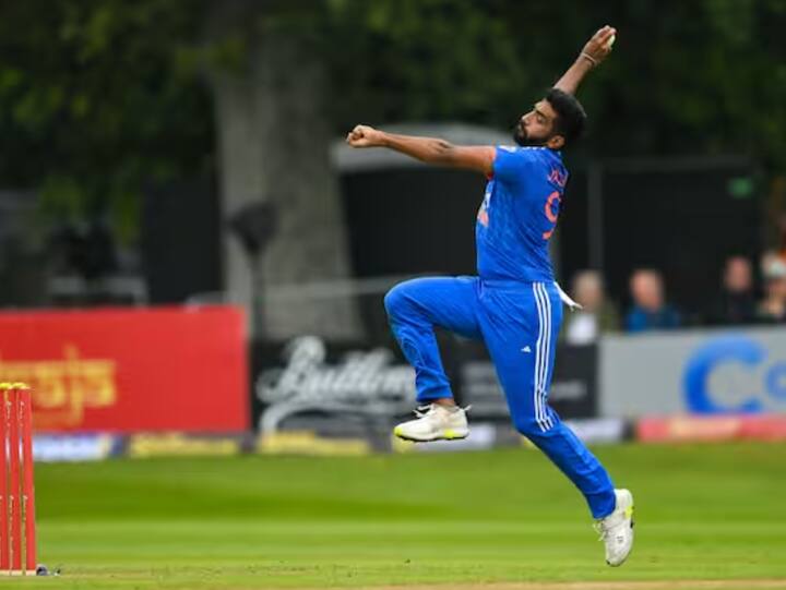 ਜਸਪ੍ਰੀਤ ਬੁਮਰਾਹ ਭਾਰਤੀ ਟੀਮ ਲਈ ਤਿੰਨੋਂ ਫਾਰਮੈਟਾਂ ਵਿੱਚ ਸ਼ਾਨਦਾਰ ਪ੍ਰਦਰਸ਼ਨ ਕਰ ਰਹੇ ਹਨ। ਟੀ-20 ਵਿਸ਼ਵ ਕੱਪ 'ਚ ਨਵੀਆਂ ਗੇਂਦਾਂ ਤੋਂ ਇਲਾਵਾ ਜਸਪ੍ਰੀਤ ਬੁਮਰਾਹ ਡੈੱਥ ਓਵਰਾਂ 'ਚ ਭਾਰਤ ਲਈ ਅਹਿਮ ਕੜੀ ਸਾਬਤ ਹੋਣਗੇ।